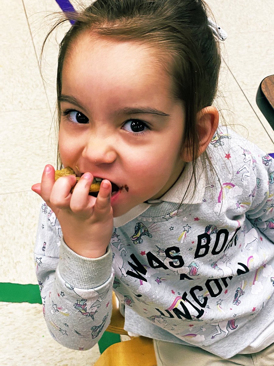 MrsDatreLB's tweet photo. Roll the cookie dough🍪, bake it⏲, then serve warm and chewy cookies at snack time!😋 #privatespeech #messageoftheday #grocerytheme https://t.co/VZC53t23Px