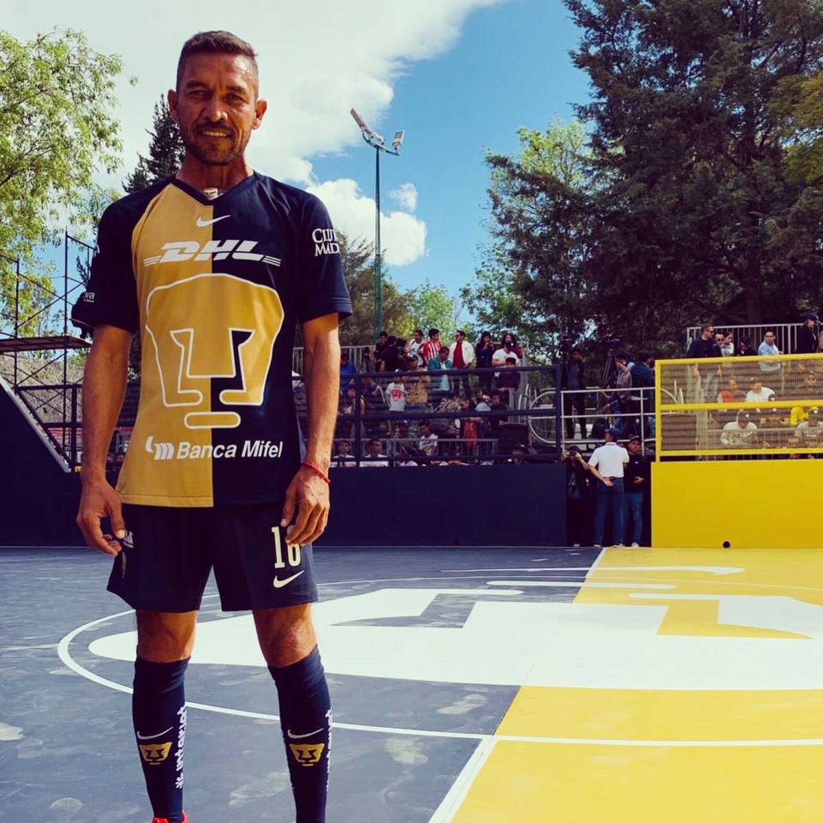 JerryGalindo16's tweet photo. En la piel y en el corazón, ¡siempre #AzulyOro! Gracias @nikefootball por la invitación para vestir de nuevo los colores de @PumasMX con esta edición especial del tercer uniforme. #HechoEnCU #PorTiUniversidad #Goya https://t.co/BzjlhggapW