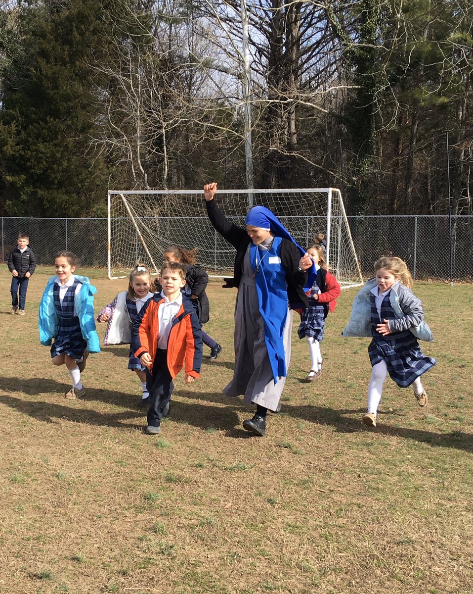 hmfrancisco's tweet photo. Today @FAWcrusaders celebrated vocations! God bless you, Sr. Sacré Coeur, Sr. Vessel, Fr. David &amp; Fr. Rob!! #CSW2020 @ADWCathSchools #ADWFamily https://t.co/nsJOeAsgnm