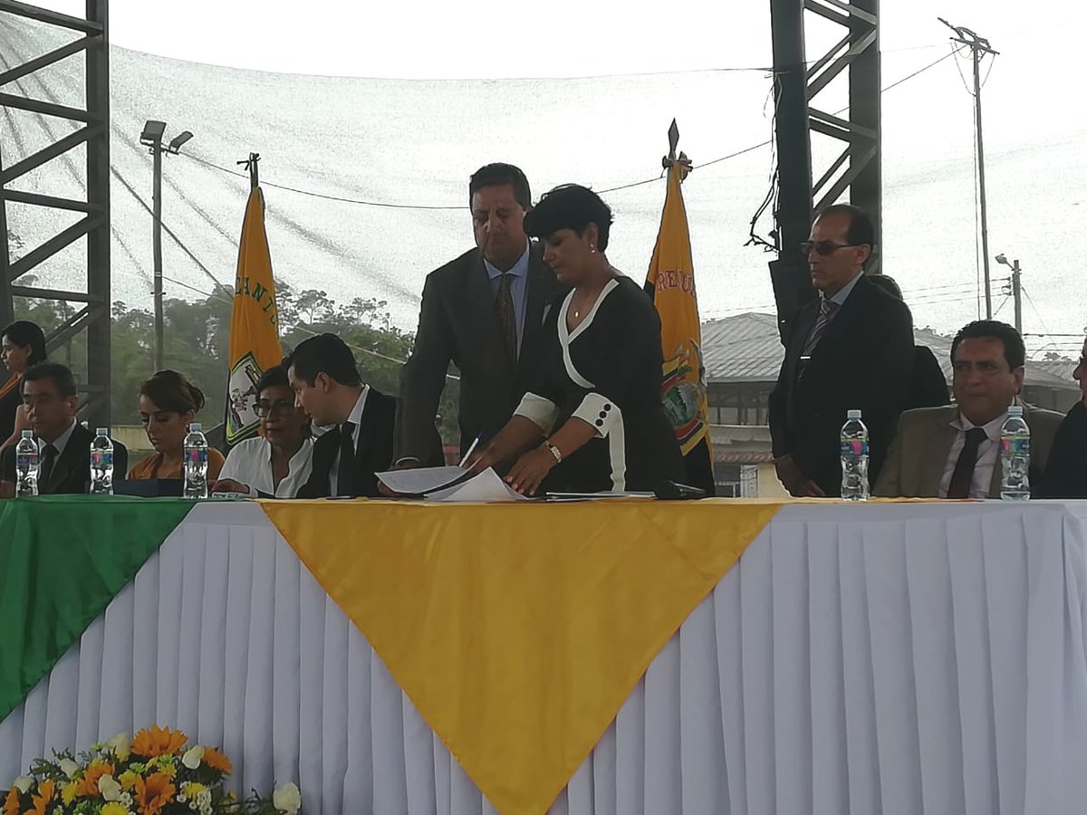 PontonRamiro's tweet photo. Participe en las fiestas de cantonización de la "Princesa de #Chimborazo" el cantón #Cumandá en donde recibimos el reconocimiento por el trabajo de nuestro Ministerio. Además firmamos un compromiso de trabajo con la Alcaldesa Eliana Medina. https://t.co/8IxOFWO6f8