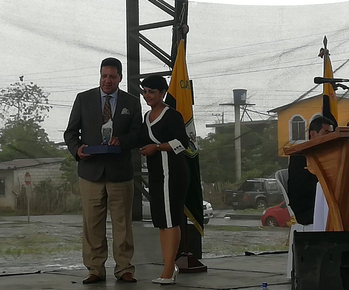 PontonRamiro's tweet photo. Participe en las fiestas de cantonización de la "Princesa de #Chimborazo" el cantón #Cumandá en donde recibimos el reconocimiento por el trabajo de nuestro Ministerio. Además firmamos un compromiso de trabajo con la Alcaldesa Eliana Medina. https://t.co/8IxOFWO6f8