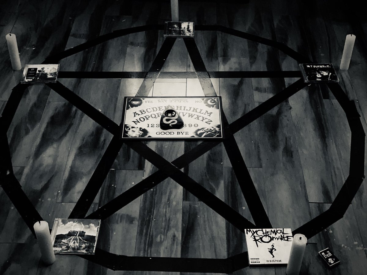 MCRofficial's tweet image. 12PM local time tomorrow. mcr.lnk.to/tour #MCRXX