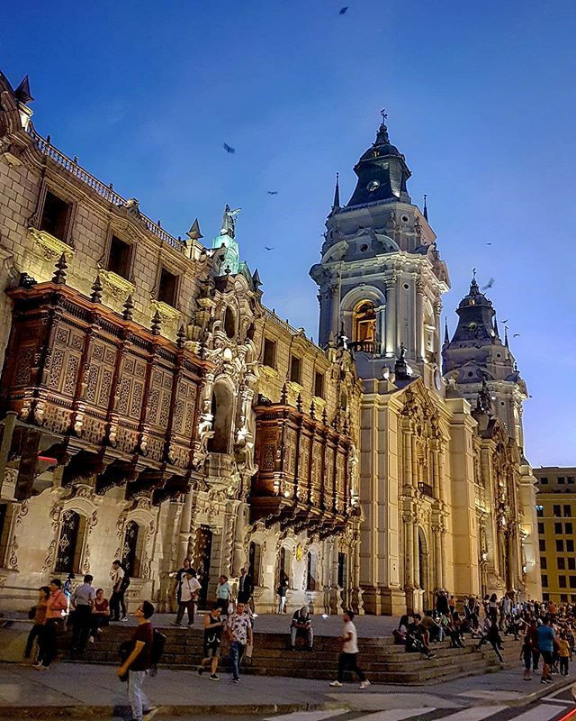 JPElSous's tweet photo. Atardecer limeño con vista al conjunto conformado por la Catedral de Lima, la Iglesia parroquial del Sagrario y el Palacio Arzobispal 😍 #lima #igerslima #peru #igersperu #arquitectura #architettura #archilovers #architecture #barroco #baroque #barocc… https://t.co/IFU4TrpTnQ https://t.co/1INDbutzfK