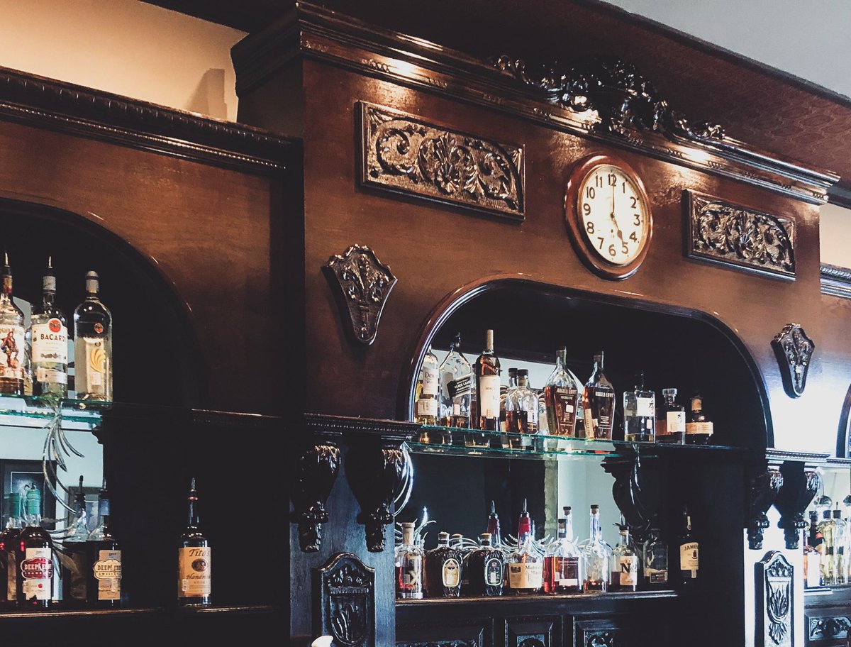 Did you know the bar in the Old Tom Morris Pub was actually imported from Scotland! 🍺🏴󠁧󠁢󠁳󠁣󠁴󠁿 #tributethursday    

#scottishpub #oldtom #tommorris #thetribute #dfwgolf #clubhouse.