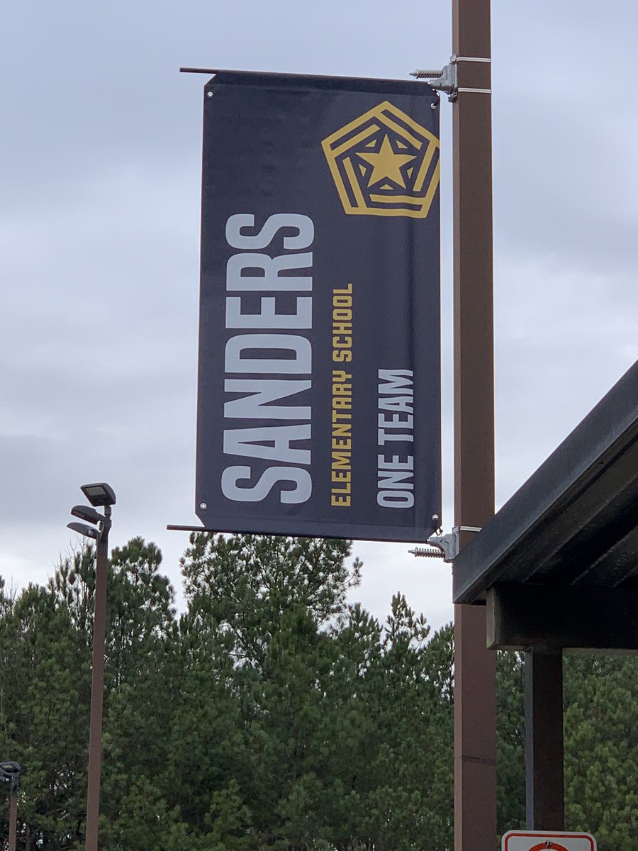 lbailey801's tweet photo. We love our new banners at Sanders in the front of our school! π @SandersES1 @randalldunson @tresa_snow @Mtc1914 #oneteamonegoalsanderssuccess https://t.co/ed5FjQ5sSQ