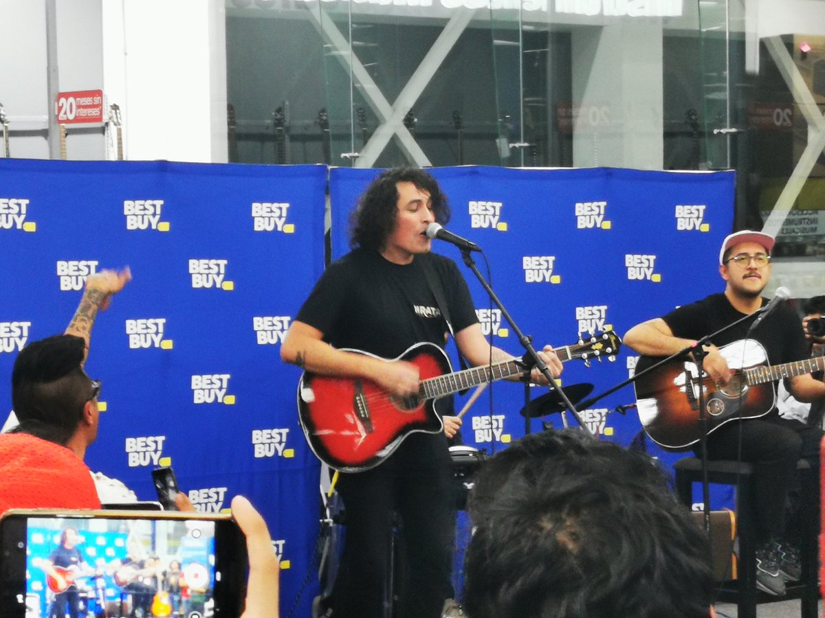 charlydomzz90's tweet photo. Presentes en el evento del anuncio de la #GranVentaAzul de @BestBuyMexico, platicamos y entrevistamos al Director de Mercadotecnia de Best Buy en México Ricardo Rivera.
Gran degustación y también pudimos escuhar la muisca de la banda #ChingadazoDeKungFu
@elchingadazode https://t.co/ODNxOHYWCV