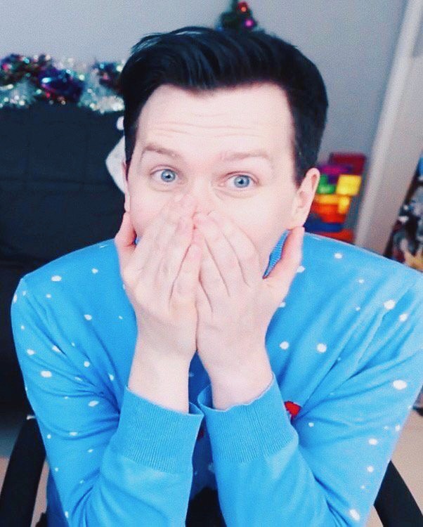 HAPPY 33RD BIRTHDAY PHIL LESTER!! i love you so much  