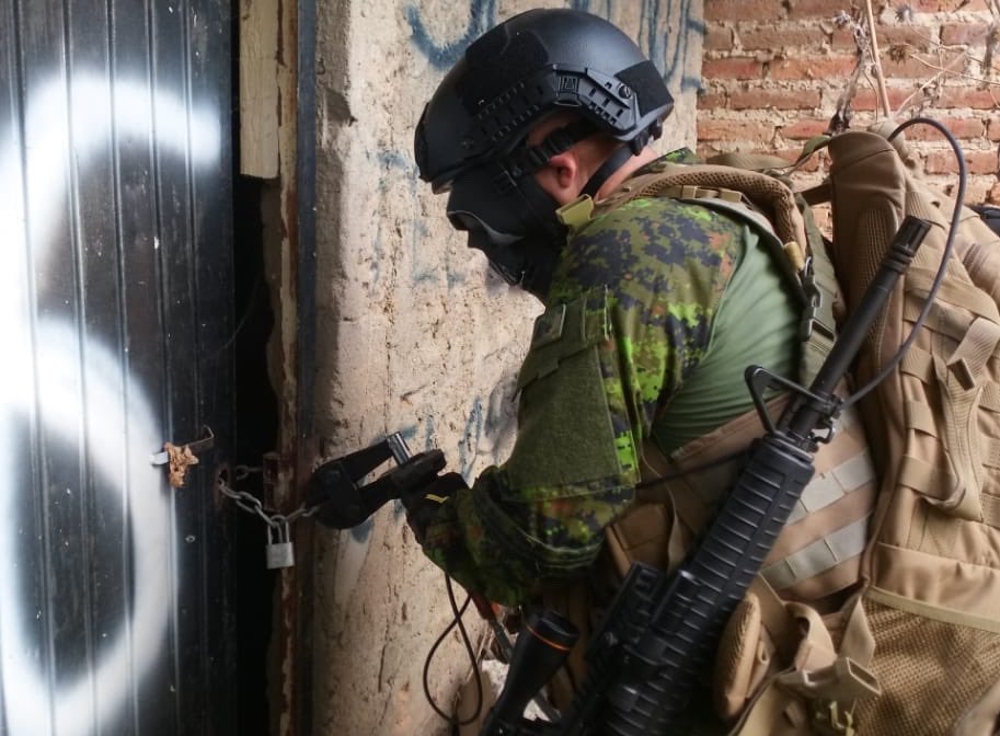 Ratools247's tweet image. Battery powered hydraulics get the job done faster! #swat #police #tactical #tacticalbreaching #hydraulicrescue #mechanicalbreaching #breachingtools #military #entrytools #forcibleentry #swattraining #military #specialoperations #explosivebreaching