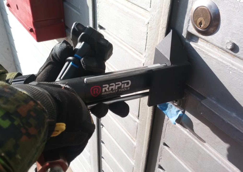 Ratools247's tweet image. Battery powered hydraulics get the job done faster! #swat #police #tactical #tacticalbreaching #hydraulicrescue #mechanicalbreaching #breachingtools #military #entrytools #forcibleentry #swattraining #military #specialoperations #explosivebreaching