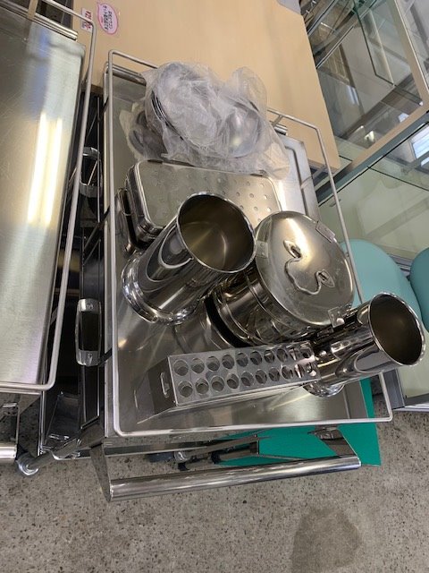 sendaiigarashi's tweet photo. 変わり種商品の紹介！
あなたも今からドクターＸ気分になれる商品です。
医療用ワゴンと処置器具セットです。（消毒済です）
個人的には摘出した銃弾をピンセットでカランと落とす皿が好きです♪　仙台のリサイクルショップイガラシ https://t.co/eUET4EZUIh