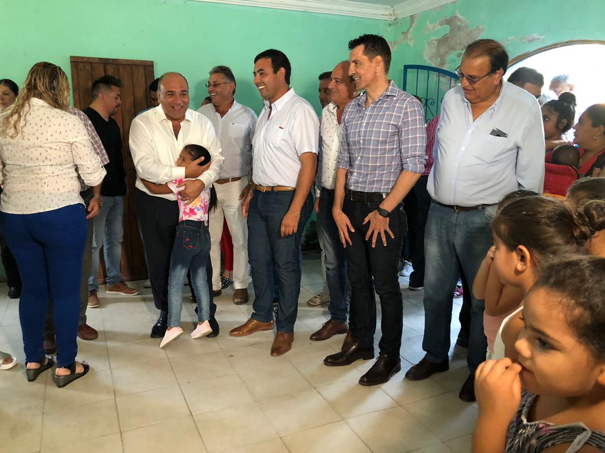 Hoy cumplimos con uno de los pedidos más esperados por los vecinos de Río Colorado, al habilitar la cuarta etapa del pavimento articulado en esa localidad. Además, plantamos el primer árbol de la campaña de reforestación que impulsa su delegado comunal Luis Lascano.