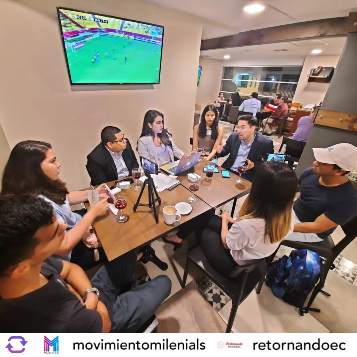 juanxagutierrez's tweet photo. Quien hubiera pensado que los #jóvenes en el #Ecuador hablan de #política #educación #migración o #economía un miércoles por la noche. Nuestra #Generación está cambiando para transformarse en #AgentesdeCambio 🇪🇨 #Milennials #Guayaquil #Retornando https://t.co/sYn3SFHtP5