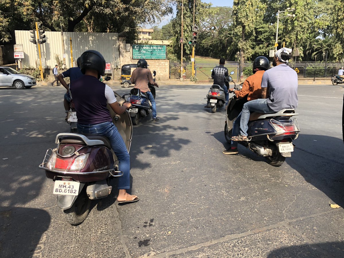 phssssst's tweet photo. @CPMumbaiPolice @MumbaiPolice @RoadsOfMumbai MH03DL8814 Powai Lake L&amp;T signal 29/01/2020 10:15am. Signal jumping and without helmet. Other followed him. https://t.co/c97Ye0E8Pk