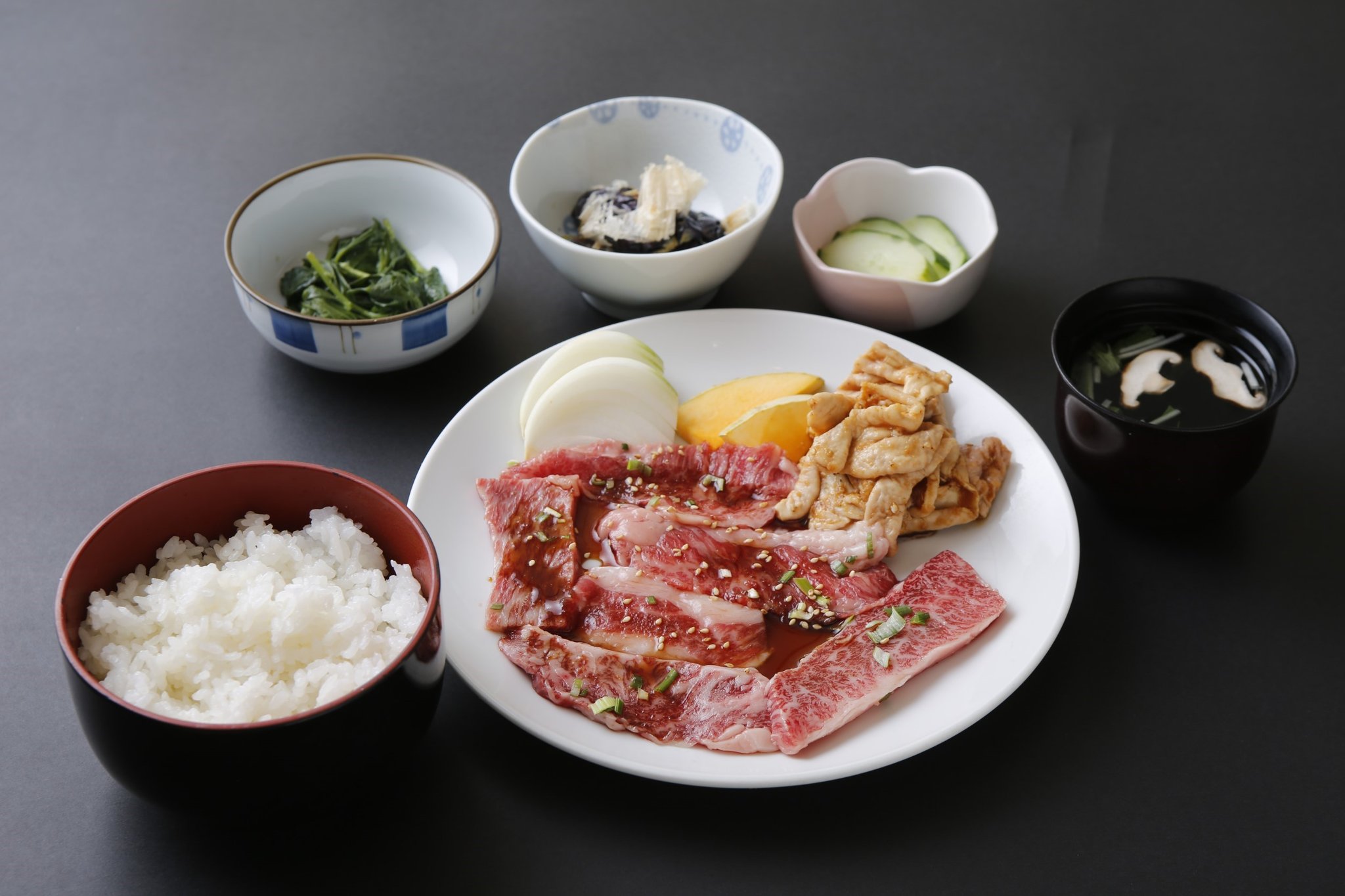 うなぎ炭火焼肉宮川 士 日 祝日でもランチタイム実施中 平日とおなじメニューとお値段でお召し上がりいただけます オススメは赤城 和牛を使った焼肉定食 画像は赤城和牛のカルビ ホルモン定食 1300 小鉢三品 ライス スープ付き ランチ 赤城和牛