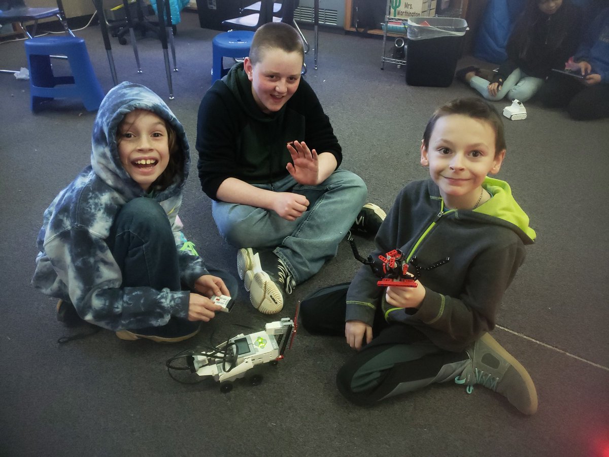 They were having fun building and controlling the Mindstorm robot. #CLEstars <a href="/LEGO_Education/">LEGO Education</a> #legomindstorm