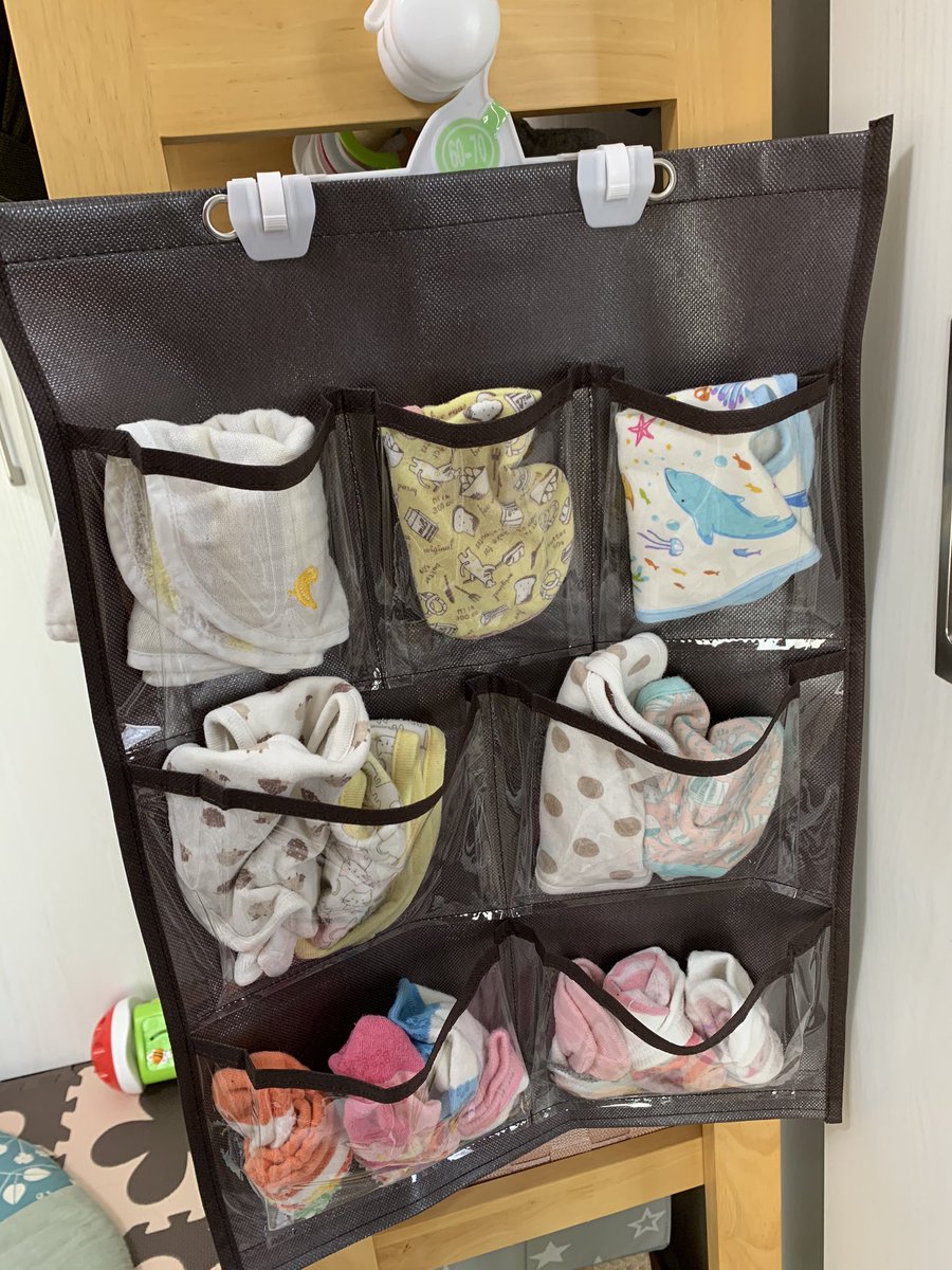 暮 くれ ダイソーの壁掛けポケットにスタイと靴下を収納してみたぞ ハンガーは西松屋のハンガーを再利用だぞ