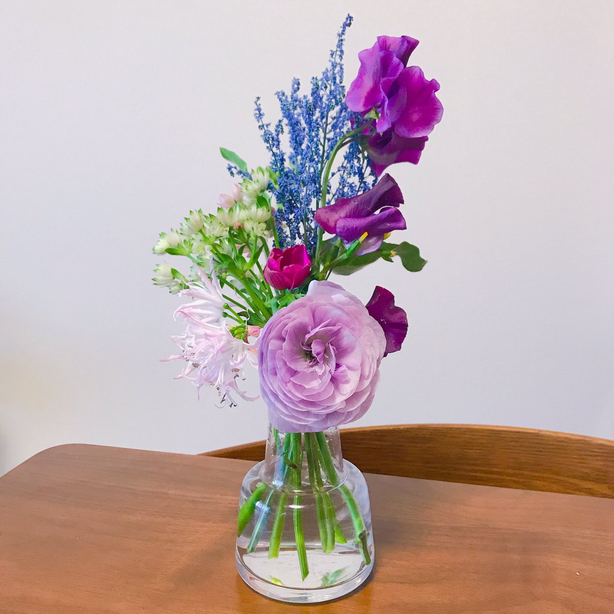 日比谷花壇　ハナノヒ1187(イイハナ)円で毎日一輪花がもらえるサービス。お花も薔薇やガーベラのようなメジャーな物から、変わり種まで色々。家の至る場所が花に満ちあふれるし、貰った花をどう組み合わせて活けようか考えるのも楽しい。花がある生活は心が豊かになる。 https://www.hibiyakadan.com/shop/hananohi&nbsp;