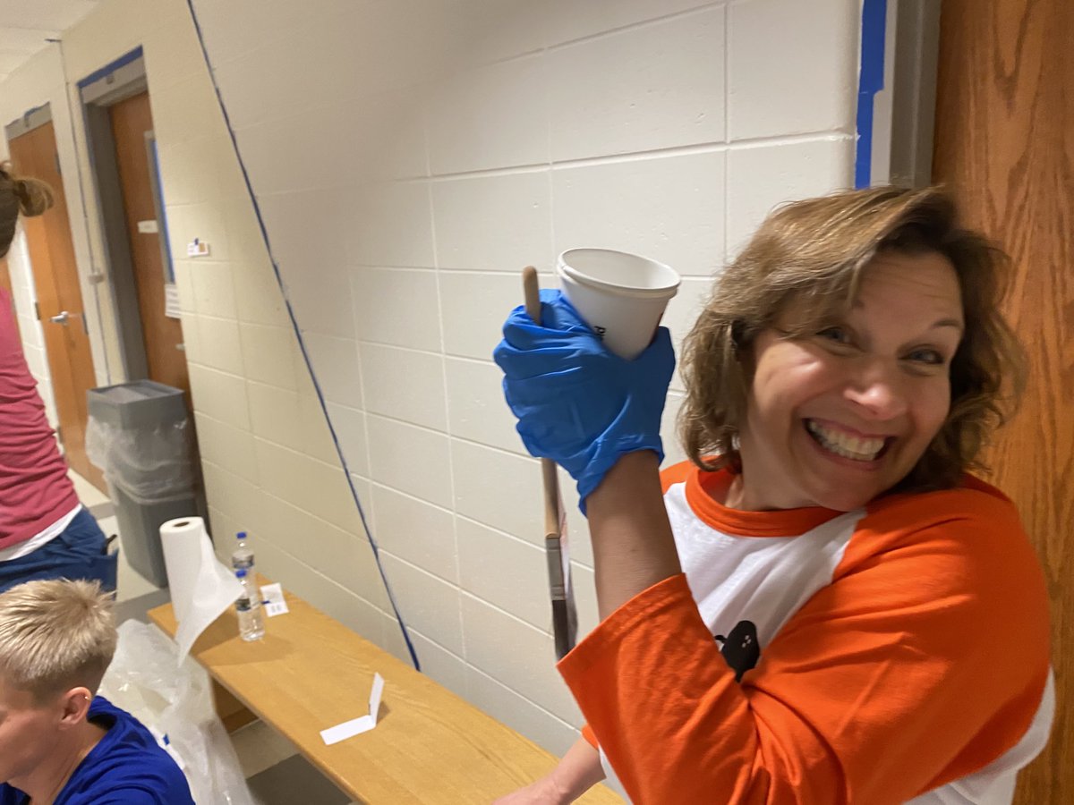kathystrasser's tweet photo. A great day volunteering with these amazing @IncredibleBank employees to help the Wausau Conservatory of Music freshen up their space! #volunteer #VolunteerChallenge sayz@VC#community #teamwork #teambuilding #supportingagoodcause #givingback #partnership https://t.co/tc5BlwRMf1