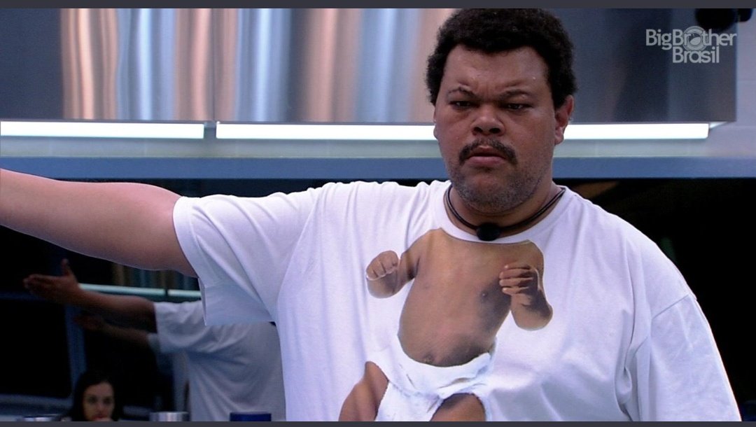 figueiredobex's tweet photo. O melhor do babu brigando é o babu com essa camisa #BBB2O https://t.co/1714gDLwFK