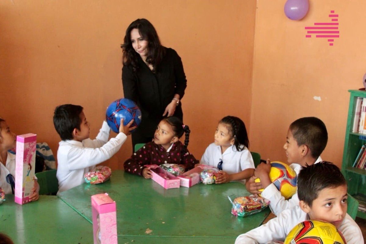 En el barrio La Cidra compartí un hermoso momento junto a niñas y niños de la Escuela Francisco Costa Zabaleta, nombre en honor a mi amado abuelo, un hombre sabio, visionario y trabajador. Hoy, su legado da frutos en acciones a favor de la educación y formación de #Olmedo  ✨ 🙏