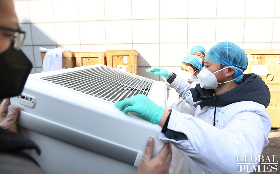 globaltimesnews's tweet photo. A batch of donated supplies from areas of China including Guangdong and Beijing arrive at Wuhan Tongji Hospital amid the outbreak of the novel #coronavirus. Stickers offering support to Wuhan can be seen on the boxes as they arrive. https://t.co/go6aA9Qi77 https://t.co/SNHXXUbnfu