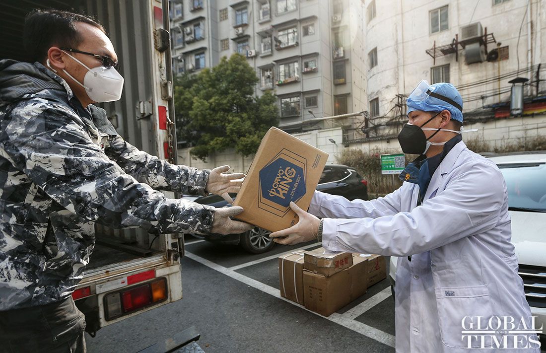 globaltimesnews's tweet photo. A batch of donated supplies from areas of China including Guangdong and Beijing arrive at Wuhan Tongji Hospital amid the outbreak of the novel #coronavirus. Stickers offering support to Wuhan can be seen on the boxes as they arrive. https://t.co/go6aA9Qi77 https://t.co/SNHXXUbnfu