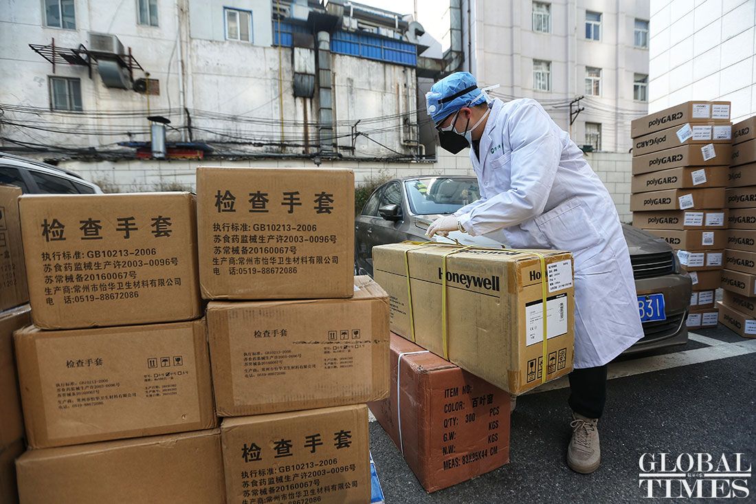 globaltimesnews's tweet photo. A batch of donated supplies from areas of China including Guangdong and Beijing arrive at Wuhan Tongji Hospital amid the outbreak of the novel #coronavirus. Stickers offering support to Wuhan can be seen on the boxes as they arrive. https://t.co/go6aA9Qi77 https://t.co/SNHXXUbnfu