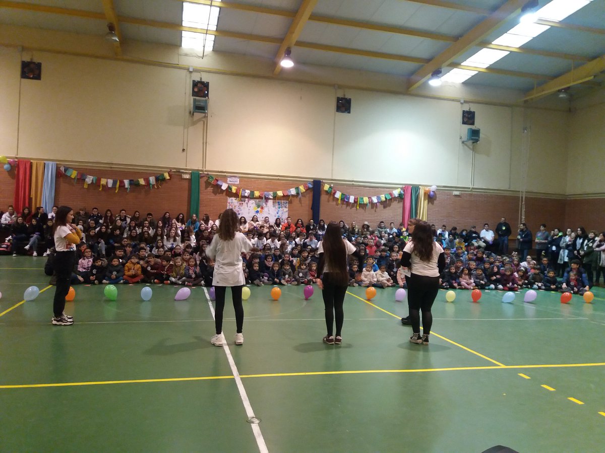 martagilgon_'s tweet photo. Hemos celebrado el #diadelapazylanoviolencia con la cancion #vivanlasmanosdecolores de @happeningrock el #CeipLaInmaculada y el #IesTierraDeCampos de #villalpando. Una gran experiencia que esperamos poder repetirla. https://t.co/y1Ob1LvYWA