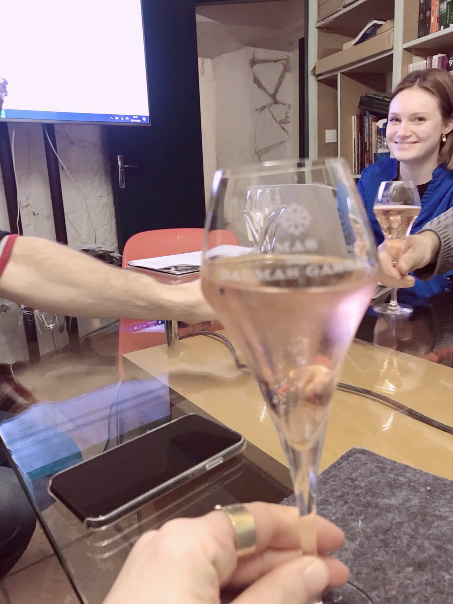 Les réunions comme on les aime se terminent avec un schluck de Rosé Frizant 🥂

Feat. Eva, la nouvelle stagiaire Millésime 2020 du #festival des <a href="/VinsAniane/">@Vins_Aniane</a> 👧🏻💻 

#AboutLastEvening <a href="/MasDaumasGassac/">Mas de Daumas Gassac</a> <a href="/RomanGuibert/">Roman Guibert</a> #ReadyToRockLaKasbah 

🔜 16 - 17 - 18 - 19 juillet 2020 #Aniane