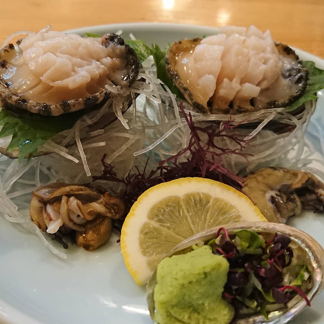 Hiro 漁将 さかなちゃん 鹿児島 甲東中学校前駅 セミエビが食べたくてこの店来たけど 2 3人前からの量で食べきれへんと判断し断念 ぞうりエビにした 天然車海老天ぷら ナガラメ とこぶし 刺 最後 ぞうりエビの頭で味噌汁にしてくれた 九州の甘め