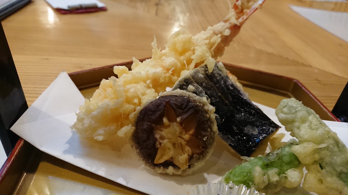 Hiro 漁将 さかなちゃん 鹿児島 甲東中学校前駅 セミエビが食べたくてこの店来たけど 2 3人前からの量で食べきれへんと判断し断念 ぞうりエビにした 天然車海老天ぷら ナガラメ とこぶし 刺 最後 ぞうりエビの頭で味噌汁にしてくれた 九州の甘め