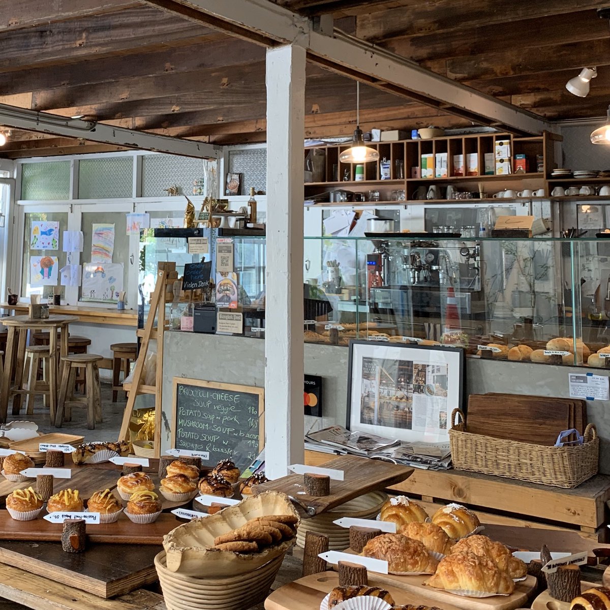 thisisyoursafe's tweet photo. คาเฟ่ขนมปัง 𝘓𝘢𝘯𝘥𝘩𝘢𝘶𝘴 𝘉𝘢𝘬𝘦𝘳𝘺 𝘈𝘙𝘐
📍𝘈𝘙𝘐 𝘚𝘖𝘐 5
ภายในร้านมีเมนูขนมปัง , เค้ก , คุกกี้ให้เลือกเยอะมาก ที่สำคัญคือขนมปังอร่อย (@aroii) มาก ถ้ามีโอกาสจะไปกินอีก สำหรับเราร้านค่อนข้างหายาก เงียบสงบดีฮะ คุ้มค่ากับการไป 🥖🍞🥐🤎 https://t.co/W9G7MdcRnX