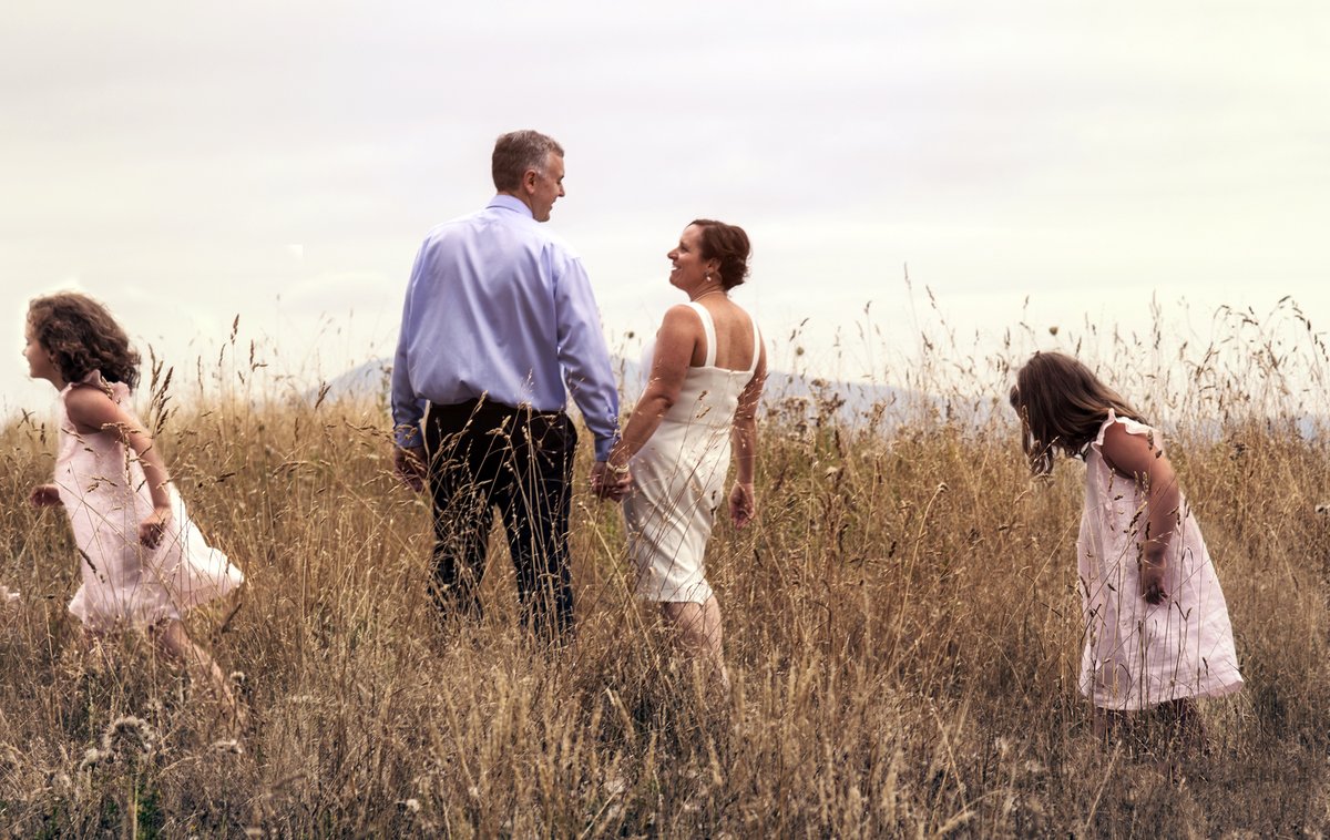 If you're getting a family portrait with kids in the picture, there's one thing you shouldn't do, you'll want to do it, but you shouldn't: rachellenkowski.com/blog/photograp… ........#photography #familyportrait