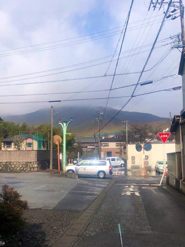 虹が低い！！関ヶ原で見れる不思議な光景が美しい。