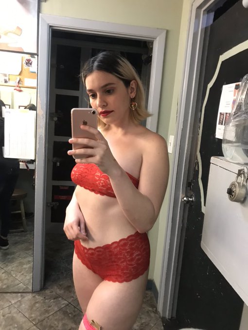 Day 3 of stripping!! https://t.co/KTVfuGQ03E<a href="/tag/newprofilepic"class="tags"><span>#newprofilepic</span></a>