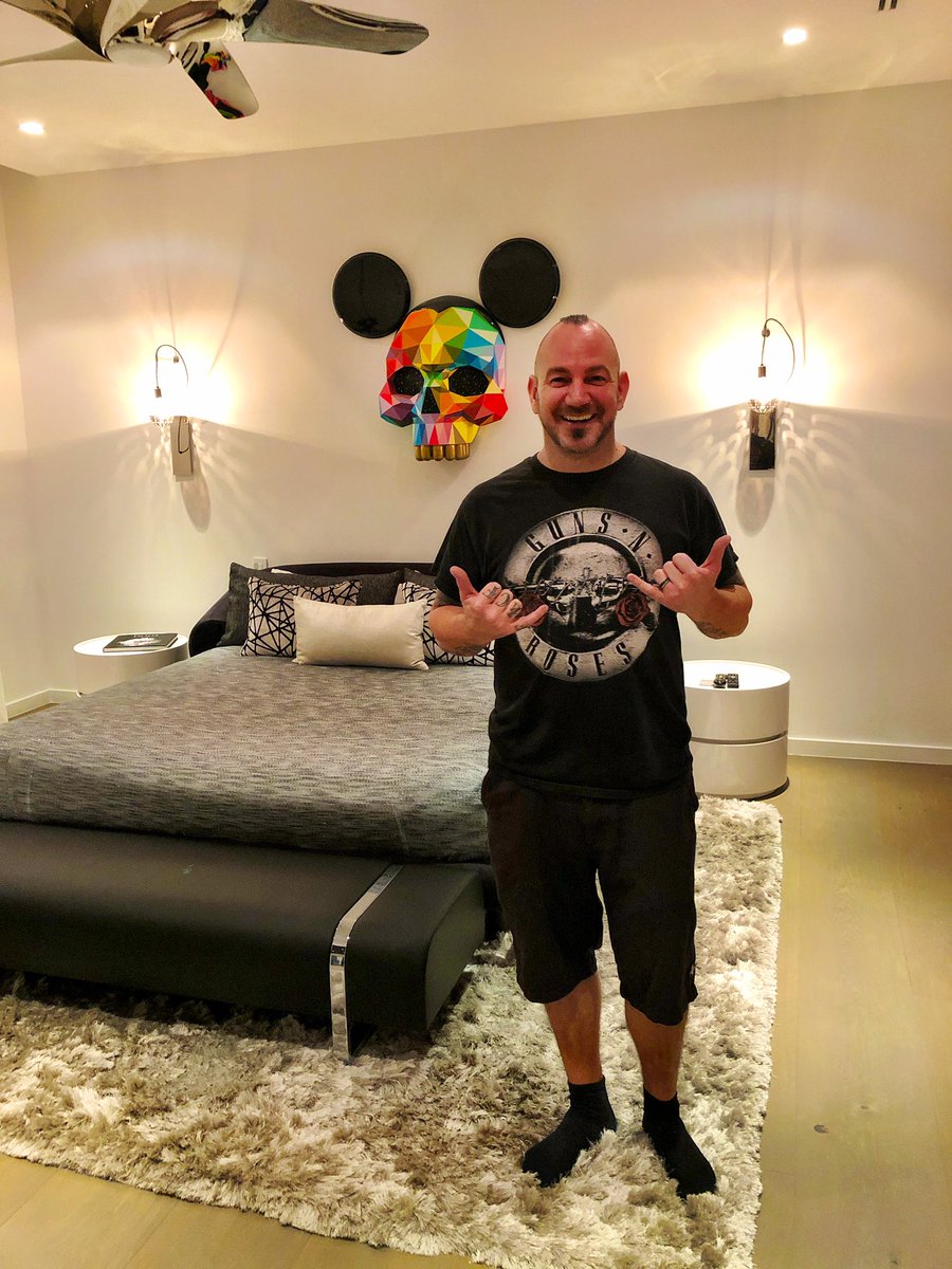 JeremyXWagner's tweet photo. Speak the devil’s name and he appears. @badboycraven 😈 🤘🏻

#CravenMoorehead #Okuda @OKUDART #MiamiBeach #Miami @gunsnroses https://t.co/z3KgayhhIM
