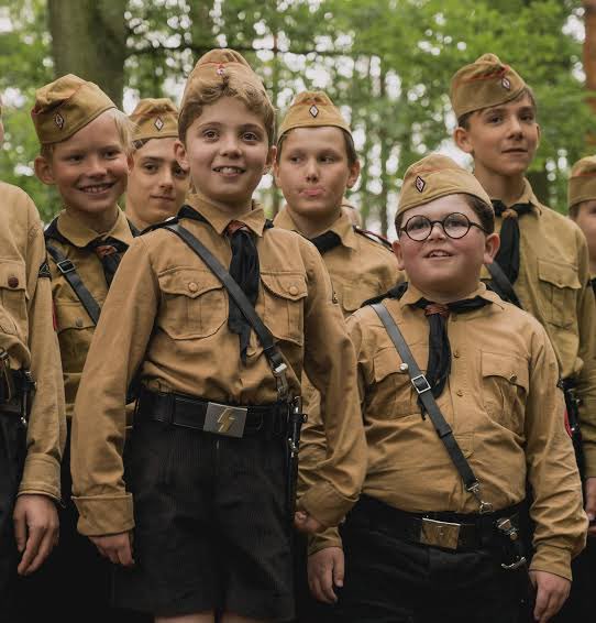 تويتر ボンクラ映画館 على تويتر ジョジョ ラビット 鑑賞 子役がメチャクチャ可愛い 特に主人公の親友のヨーキー メガネの子 は反則 彼はリブート版 ホームアローン に主演で抜擢されたそうだが 俄然観たくなった T Co Dozjk91yzh