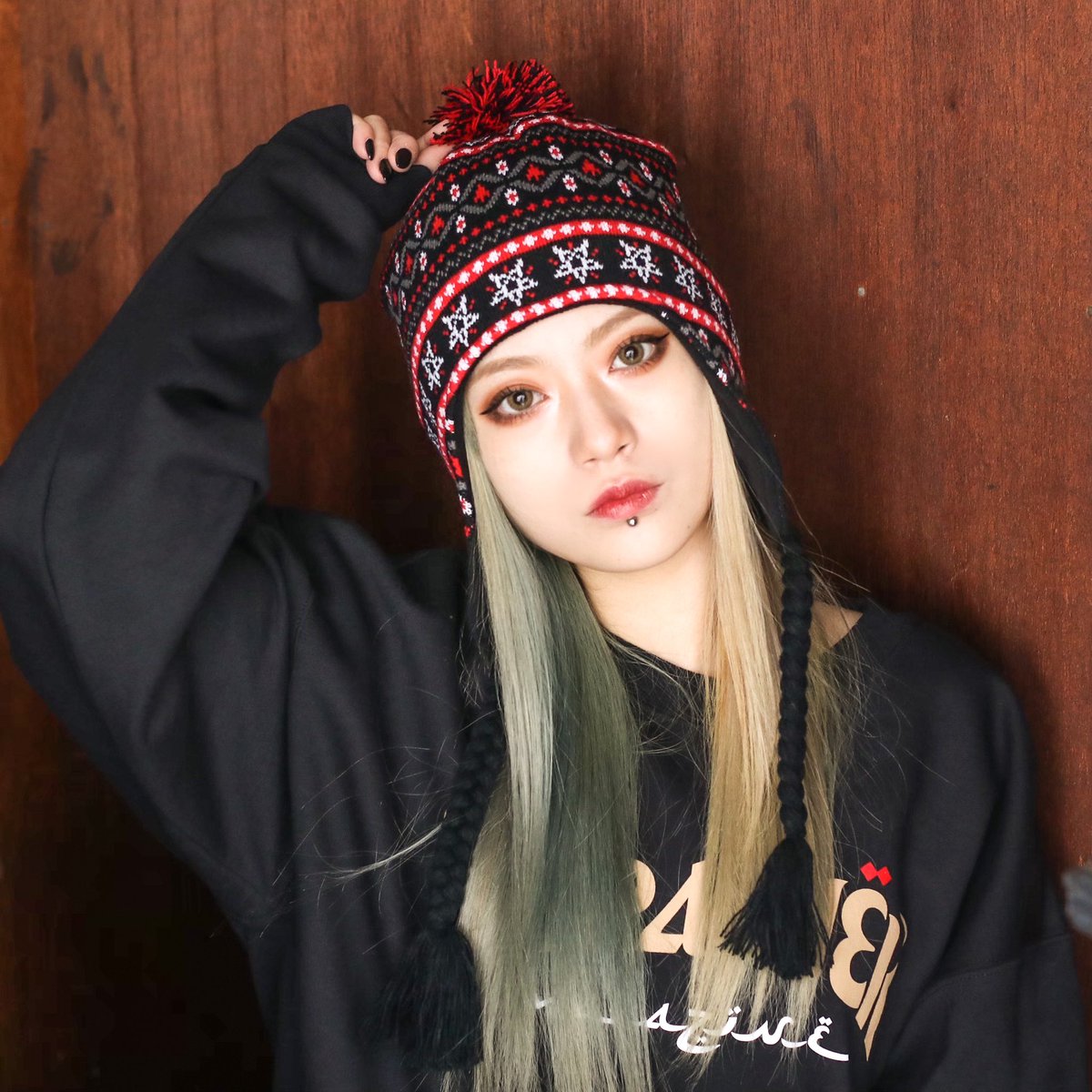 MAGAZINE LOGO SHERPA BEANIE (BLACK/RED 