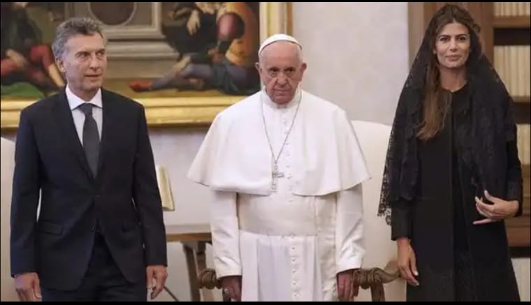 foucaultmiller's tweet photo. #ShamePope Pensar que lloré de emoción, cuando escuché tu nombre ese día, en el balcón del Vaticano. Muy pronto me di cuenta que tenías un partido político. Jesús nos enseñó a tratar a todos los hermanos con el mismo amor, pero parece q Mauricio y Juliana no eran dignos para vos. https://t.co/zgjY41Ilv3