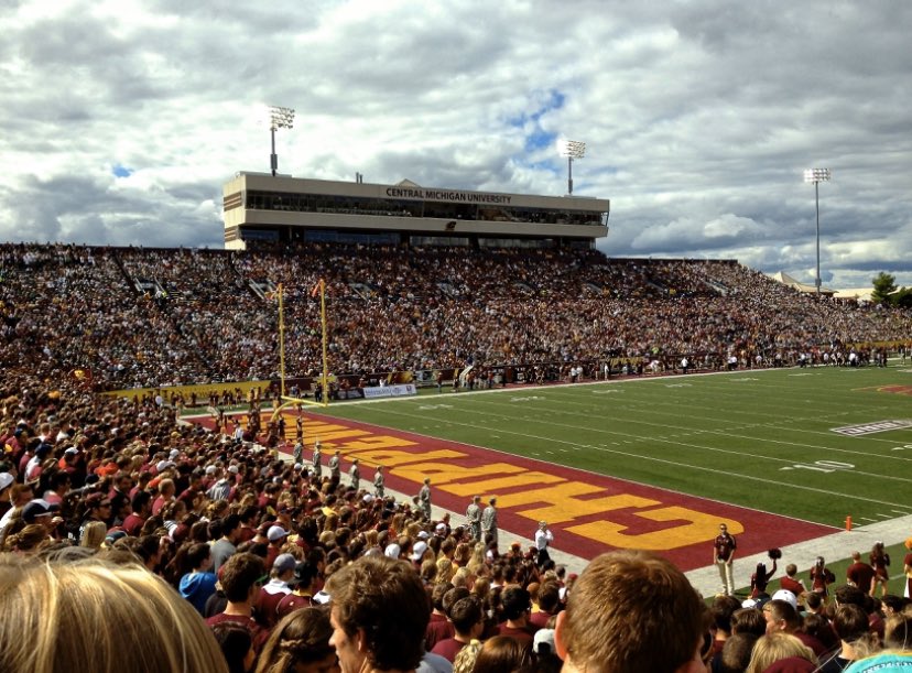 AlbertPontrelli's tweet photo. After a great conversation with @CMUCoachCornell I’m extremely excited to say that I have received my first D1 offer from Central Michigan University!! @CMU_Football @DeepDishFB @EDGYTIM https://t.co/KJqg5cl4nZ