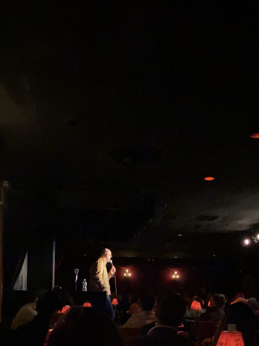 amador_n's tweet photo. Después de una semana pesada, nada como reír. Hoy conocí el famoso club de comedia #DangerFields la calle 61 y la primera avenida en Manhattan. Aquí grabaron el Stand Up de la famosa película del Joker de Joaquin Phoenix. Me puedo ir dormir en paz después de la risoterapia https://t.co/RwgADcZqd4
