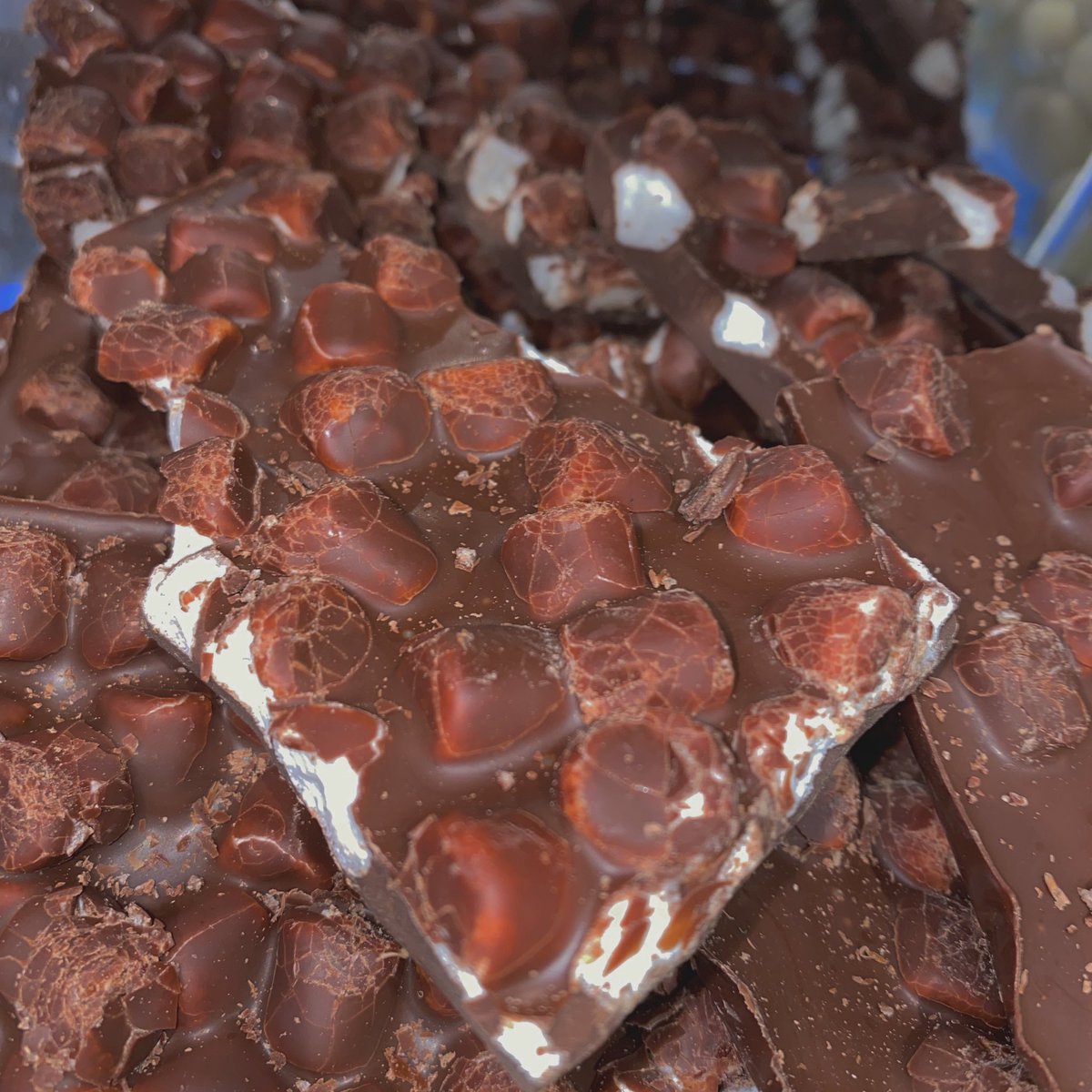 Uzivatel Candy A Go Go 海老名店 Na Twitteru 割れチョコマシュマロ チョコレートに小さいマシュマロが入っているお菓子です 見た目通りの美味しさです 𓂃𓈒𓏸 大きいけど美味しくてすぐ食べ終わっちゃいます Cagg Candyagogo お菓子 ららぽーと