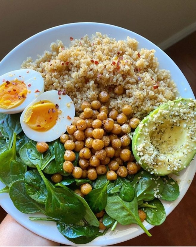 JULMOT94's tweet image. Plate of yum for lunch tomorrow! 

Pan sautéed #chickpeas cooked in olive oil and seasoned with cumin, chili powder, garlic powder and sea salt with fluffy quinoa, a hard boiled egg 🥚, half and #avocado 🥑 with hemp seeds and lemon 🍋 and evoo dressed #spinach 🍃.
#eathealthy