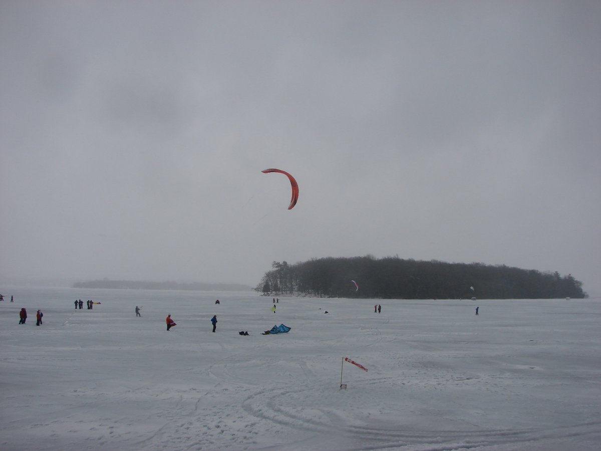 lotusandlager's tweet photo. Snow kites, snowshoes, sticky toffee pudding and a snowman @ElmhirstsResort @perfectwknds #RiceLakeON #snowkiteweekend https://t.co/U7TLJdGlt1