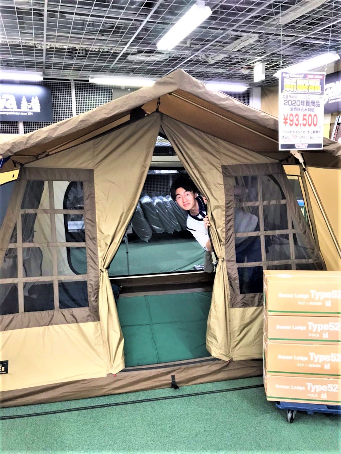 ヨドバシカメラ 梅田店 オガワ 年大注目テント オーナーロッジ を展示中 グランピング気分を味わえる 可愛いテントです ツーリングにおすすめ ステイシー St のnewカラーも併せて設営をしています ぜひ地下2階