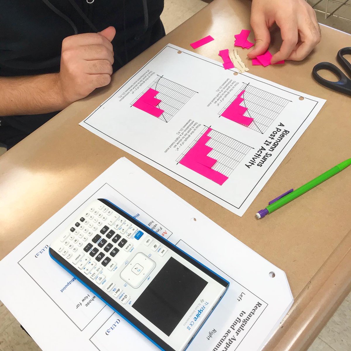 gtownjmo's tweet photo. Itβs been a tough but fun few weeks in AP as we transitioned from Differential to Integral Calculus.ππ #RelatedRates #RiemannSums #BalloonShrapnel #TinyPostIts @GreenWavePride https://t.co/V1uBNmdtYr