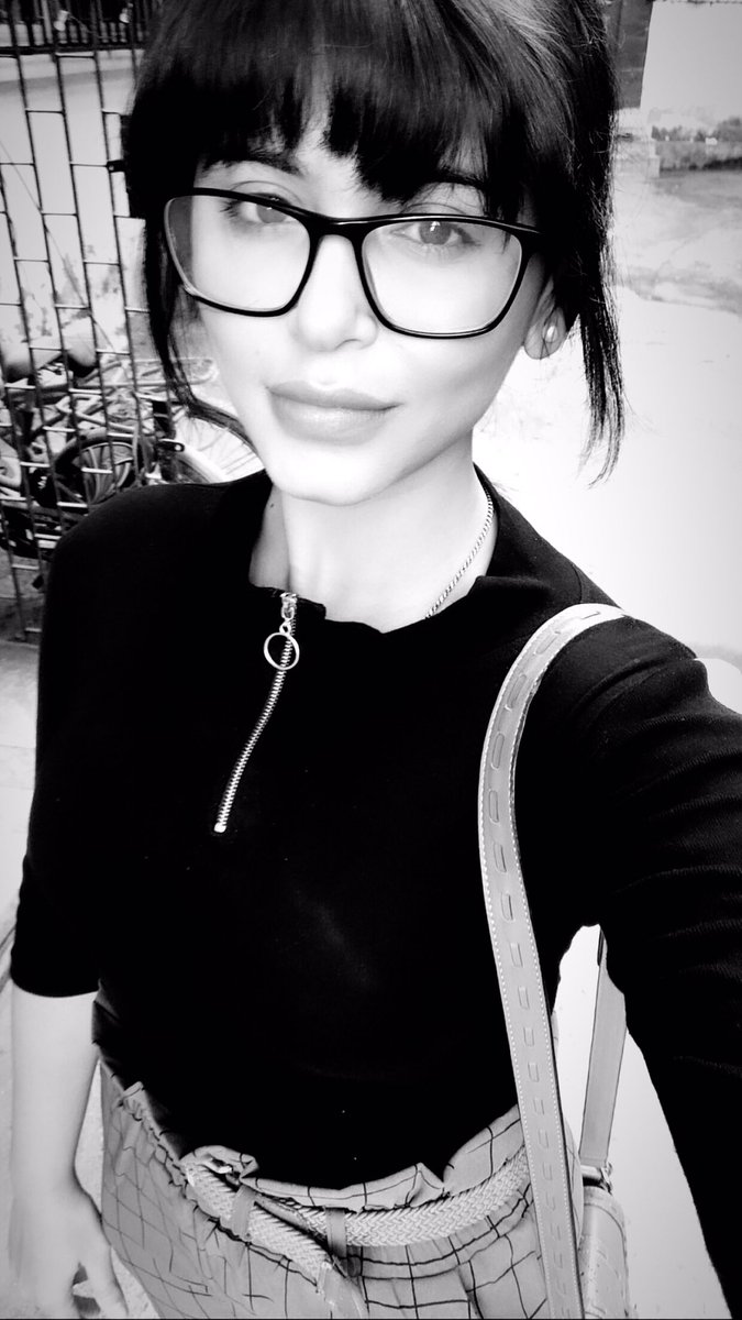 thehaelyn's tweet photo. What’s up fam😍??? Today it’s a last day of January 2020 #BlackDressTwitter #BlackNWhite #specy #Trending #sooryavanshi #ajaydevgn #akshaykumar @akshaykumar https://t.co/7L3fQYeJ9f