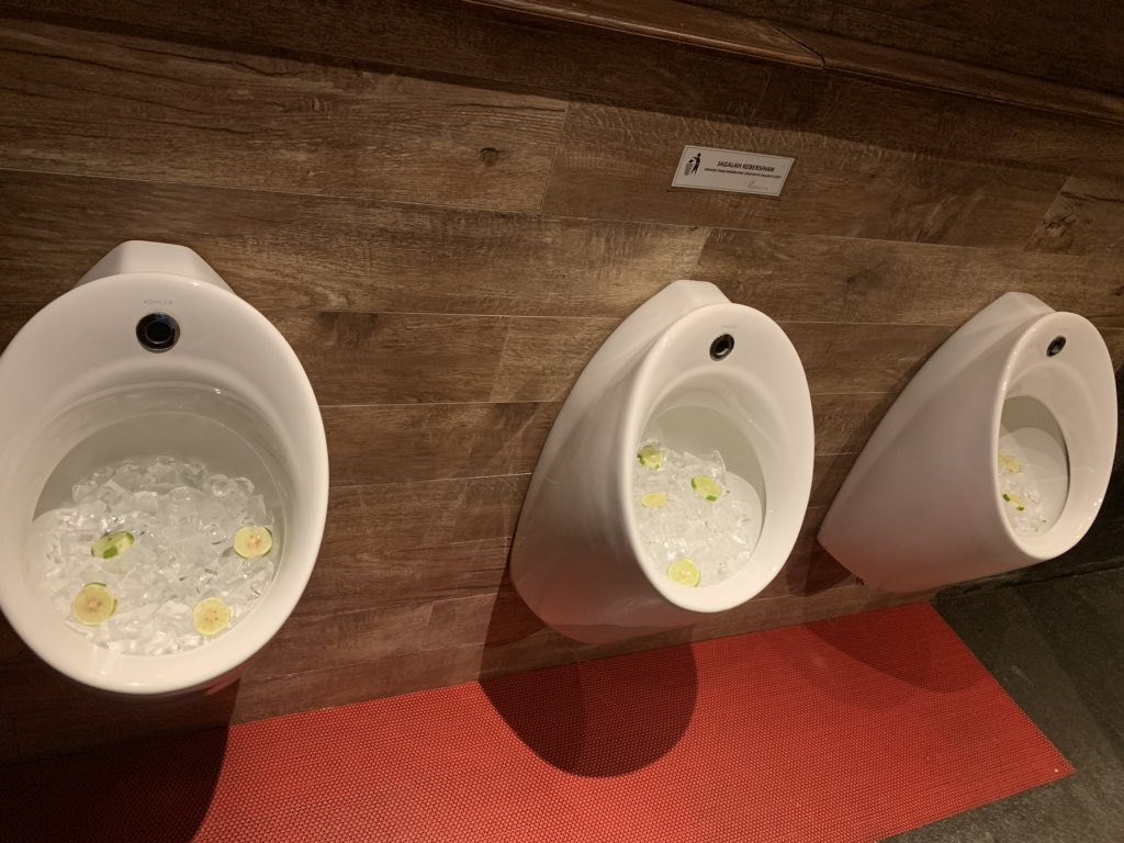 Baru liat ada urinoar yg ditaro es sama jeruk nipis. Maaf norak. Ga tega pipisinnya 😩 Nanti berasa bikin lemon squash.