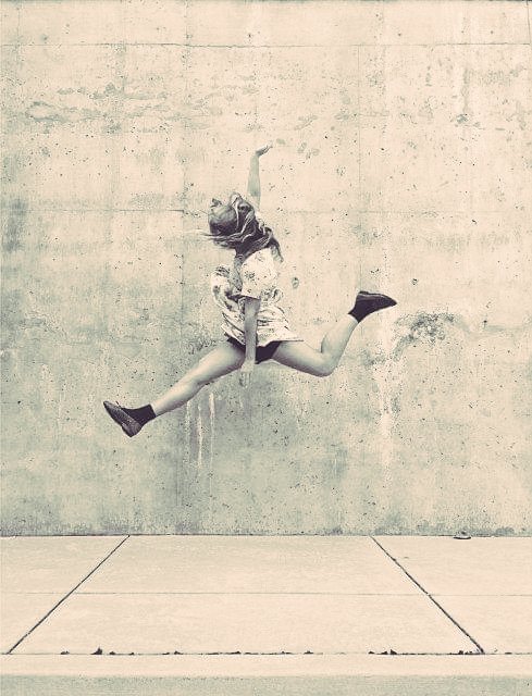 s_msonia's tweet photo. __" Quizás el verdadero milagro no es volar en el aire,andar sobre el agua...Sino caminar por la tierra  y tener el coraje de caer y continuar el camino una vez más" 

#BuenosDias 
#FelizViernesATodos 
#FelizViernes 
#buenviaje 
#NeverGiveUp https://t.co/eHPx0Jcizu