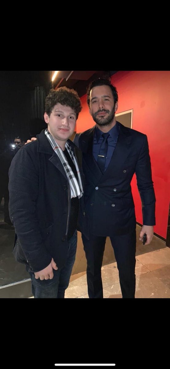 Eltilerin Savaşı filmi galasından Barış Arduç ve hayranı❤😍
<a href="/baris_arduc/">Barış Arduç</a> #BarışArduç #EltilerinSavaşı